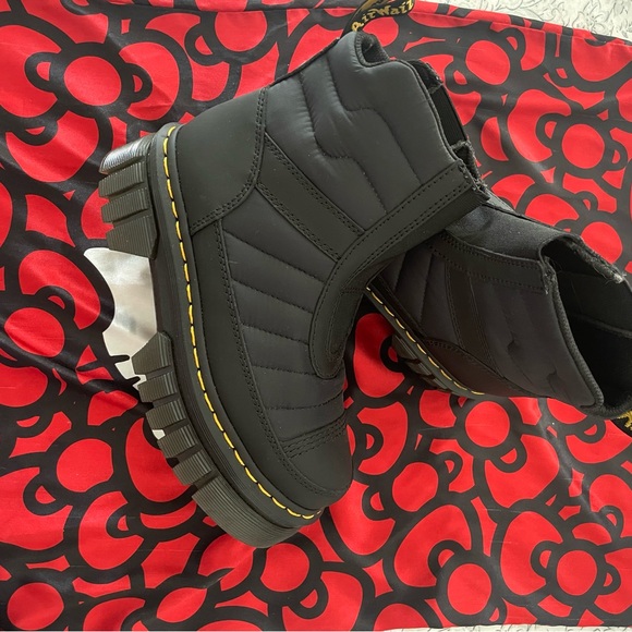 NWOT Doc Marten Platform Boots - Picture 3 of 5